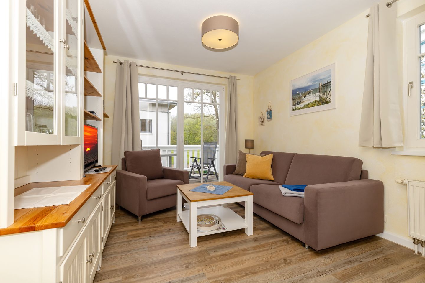 Strandstraße 32 Strandstraße 32-49 Kühlungsborn - Wohn-/Essbereich mit Zugang zum Balkon