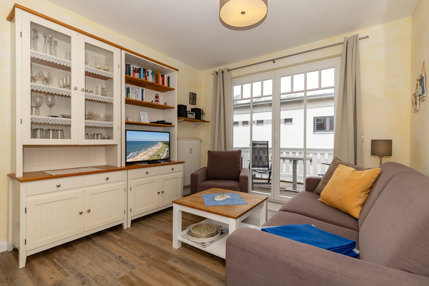 Strandstraße 32 Strandstraße 32-49 Kühlungsborn - Wohnbereich mit Schrank