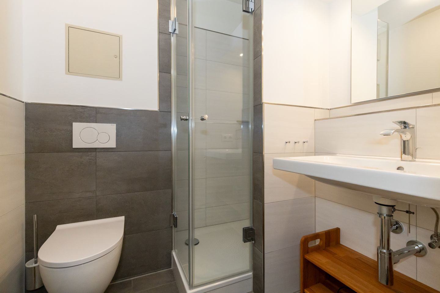 Strandstraße 32 Strandstraße 32-49 Kühlungsborn - Badezimmer mit Dusche und WC