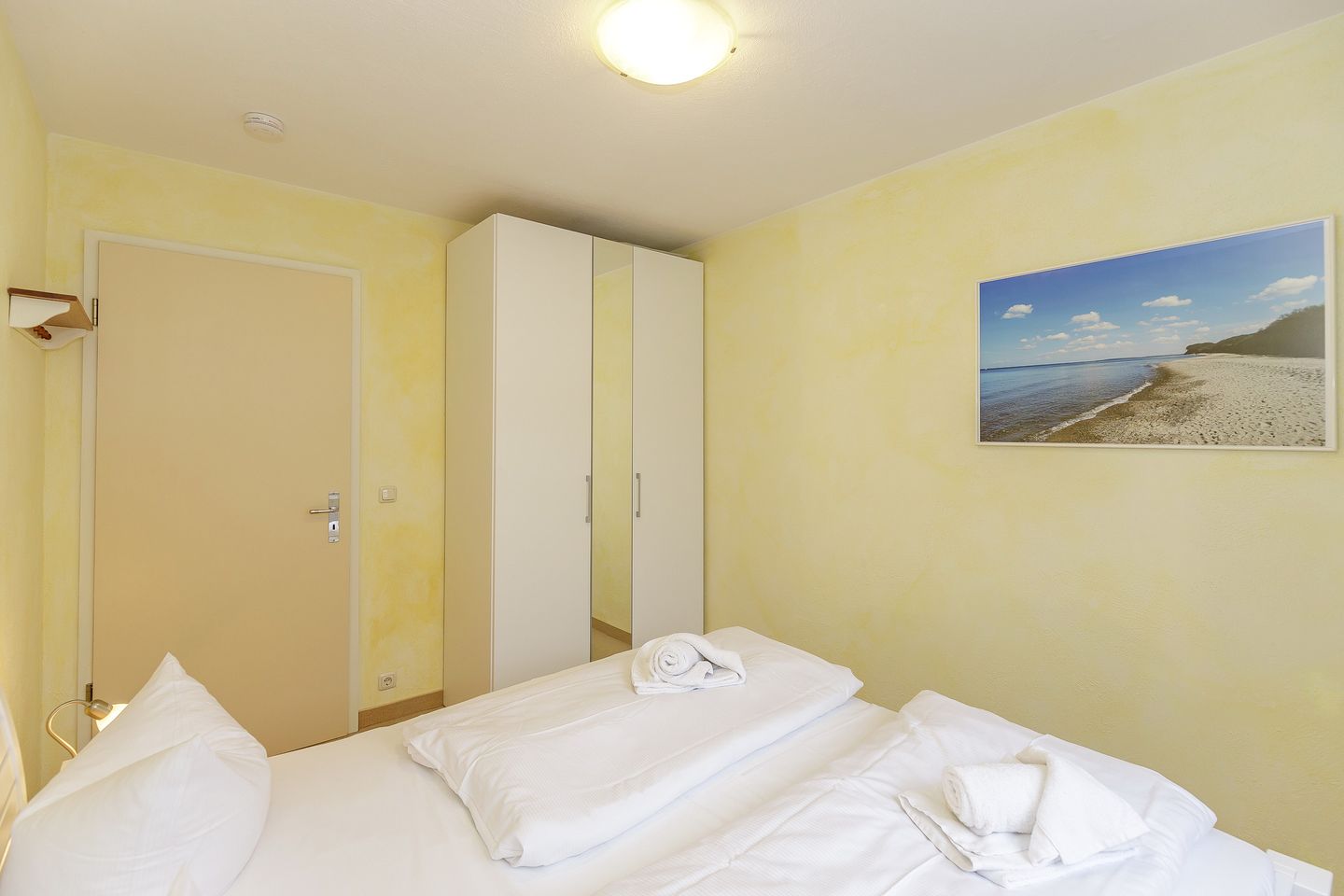 Strandstraße 32 Strandstraße 32-49 Kühlungsborn - Schlafzimmer mit Doppelbett und Kleiderschrank