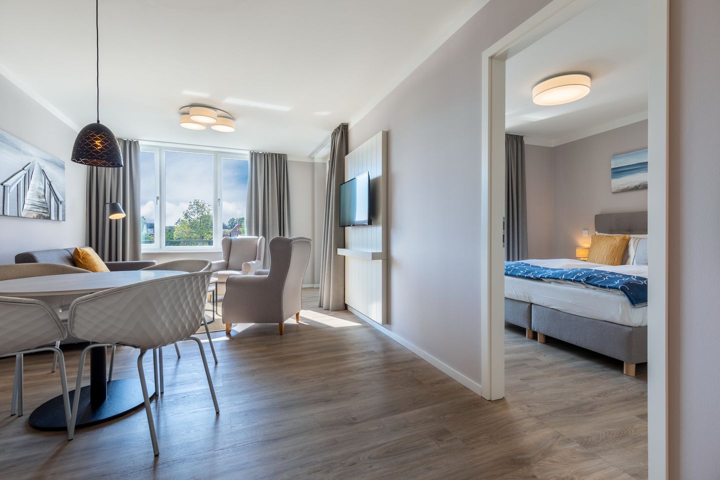 Godewindpark Travemünde Godewindpark Travemünde 2-13 Travemünde - Wohn-Essbereich mit Esstisch, Sitzgelegenheit und Blick zum Schlafzimmer