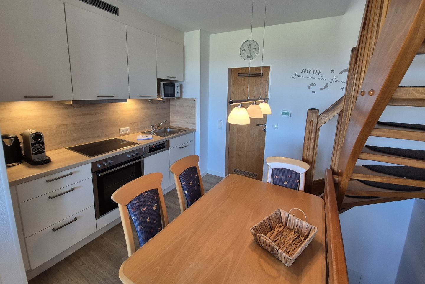 Hus Strandkieker Hus Strandkieker 03 Schillig - Küchenzeile mit Esstisch und Sitzgelegenheit