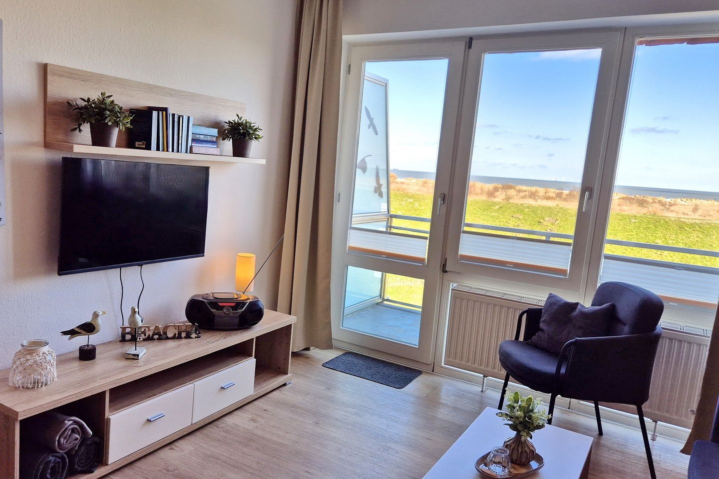 Hus Strandkieker Hus Strandkieker 03 Schillig - Wohn-Essbereich mit Couch