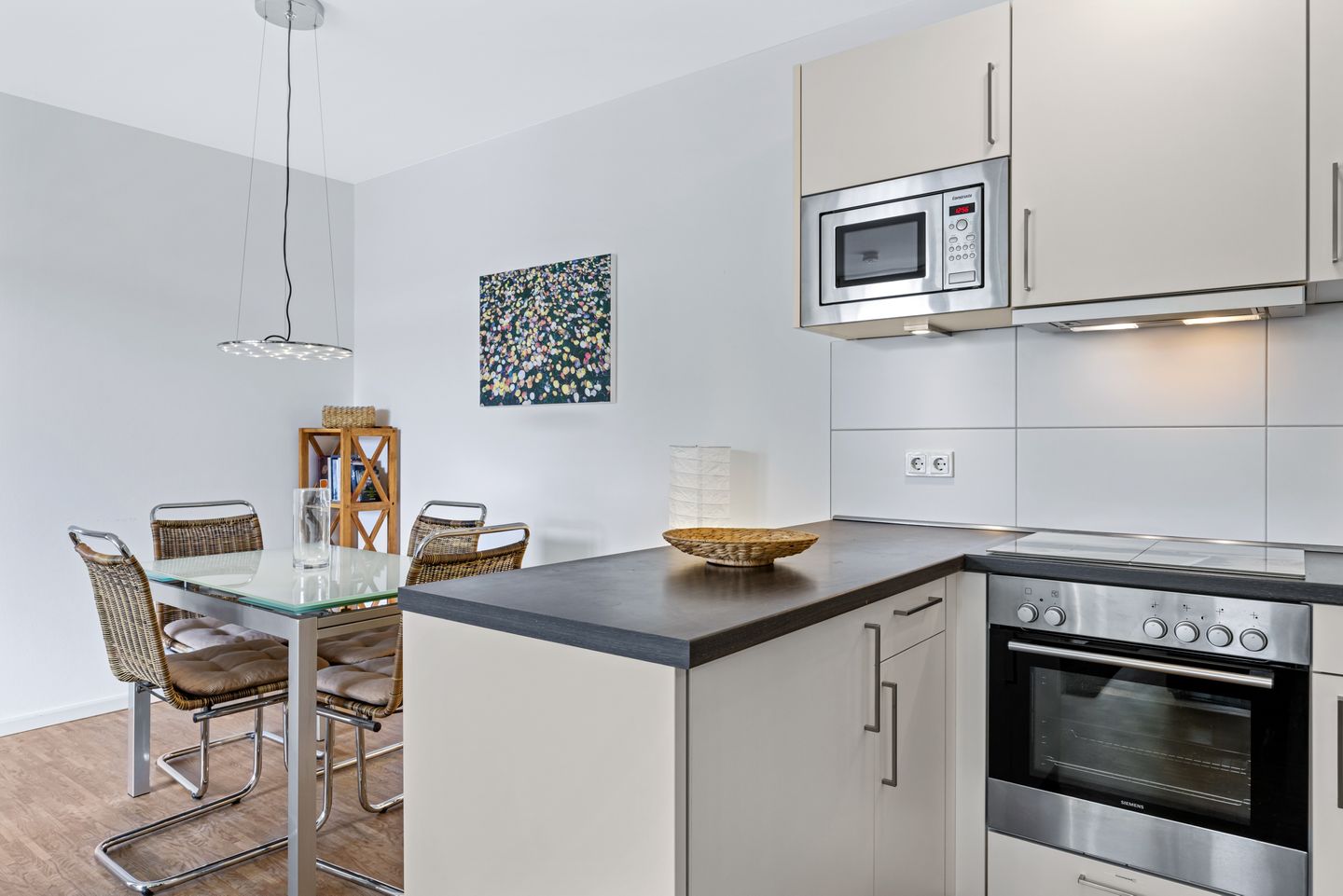 DünenResort Binz DünenResort Binz 114 Rügen - Küchenzeile mit Esstisch und Sitzgelegenheit