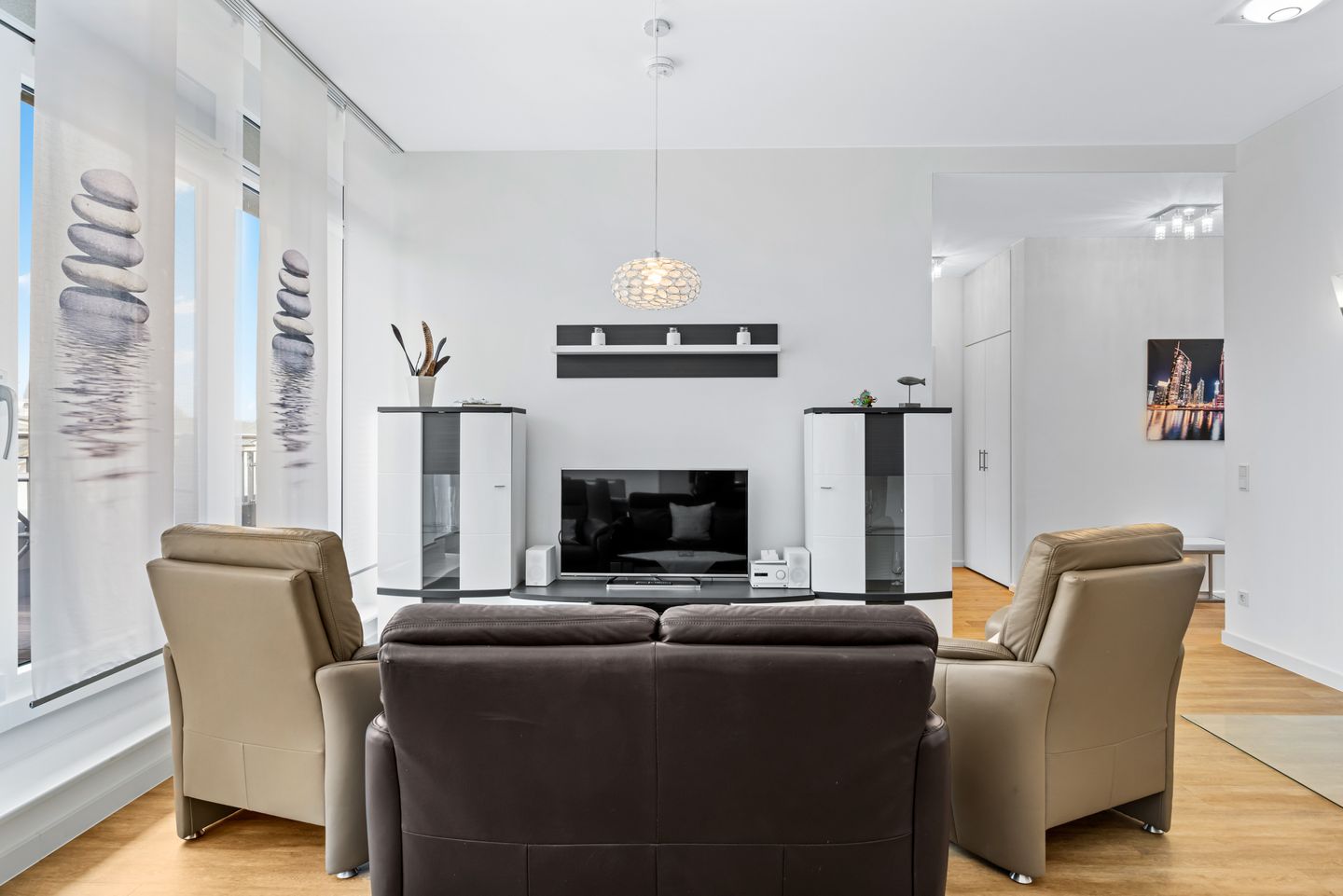 DünenResort Binz DünenResort Binz 435 Rügen - Wohn-Essbereich mit Couch und Flatscreen-TV