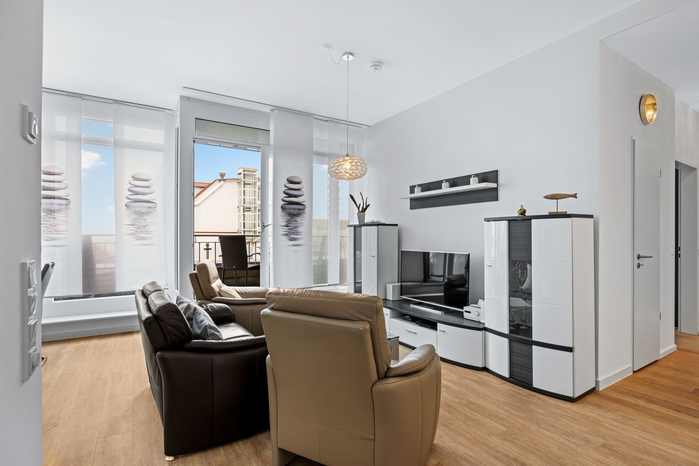 DünenResort Binz DünenResort Binz 435 Rügen - Wohn-Essbereich mit Couch und Flatscreen-TV