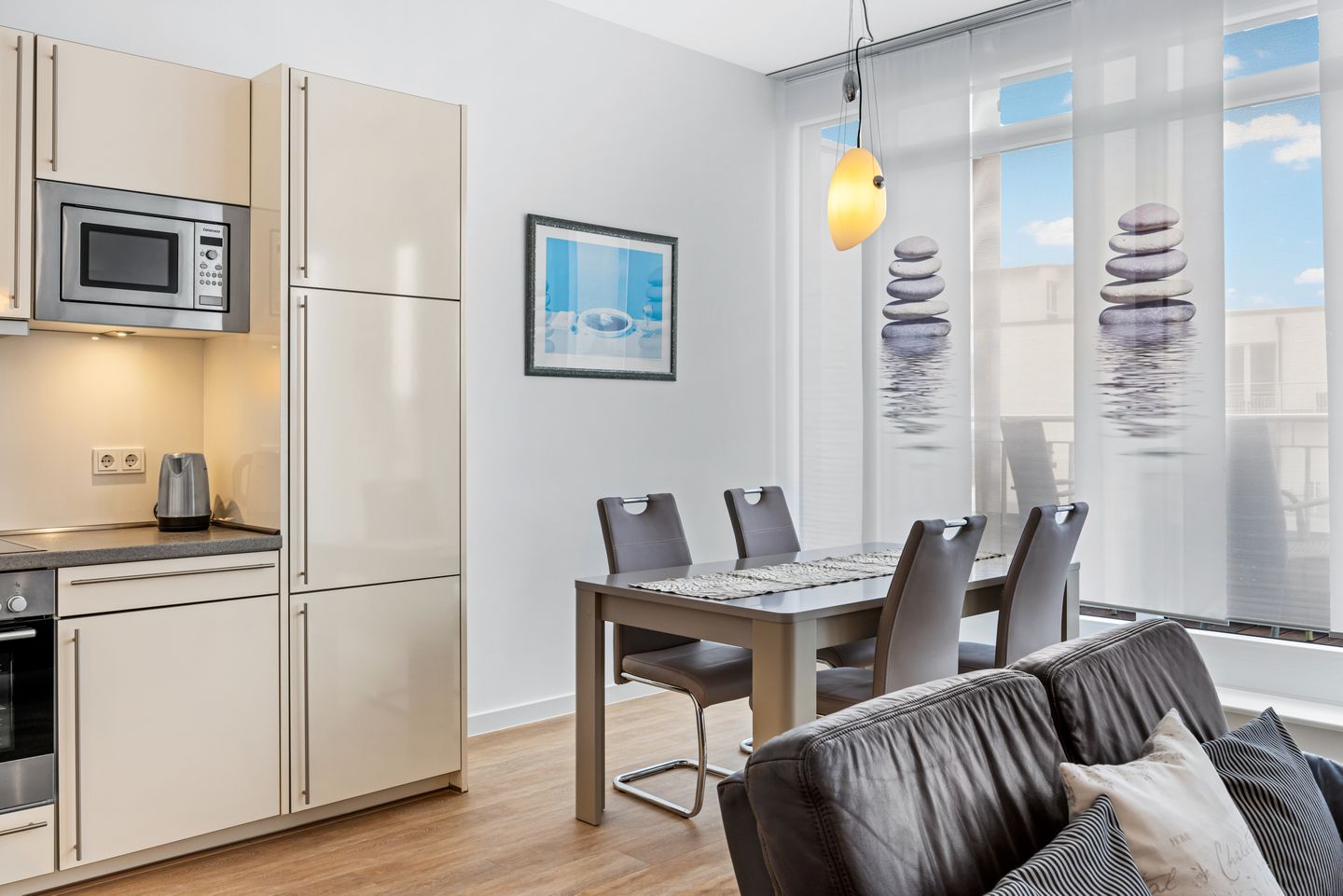 DünenResort Binz DünenResort Binz 435 Rügen - Wohn-Essbereich mit Esstisch und Sitzgelegenheit