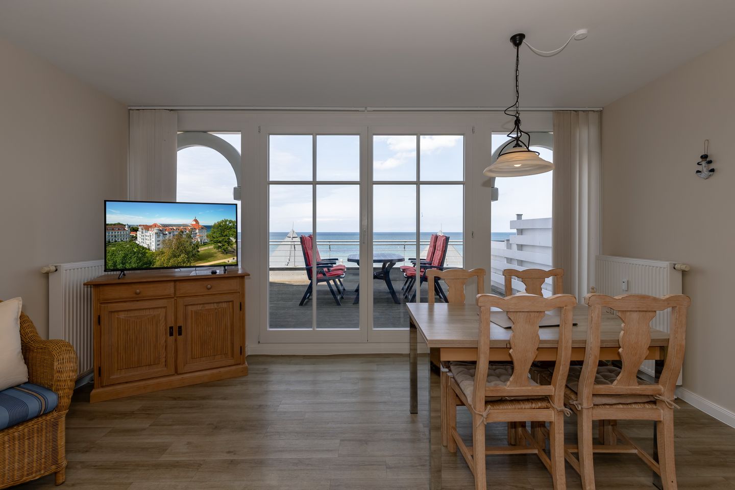 Meeresblick Meeresblick 226 Kühlungsborn - Wohnbereich mit Flatscreen-TV