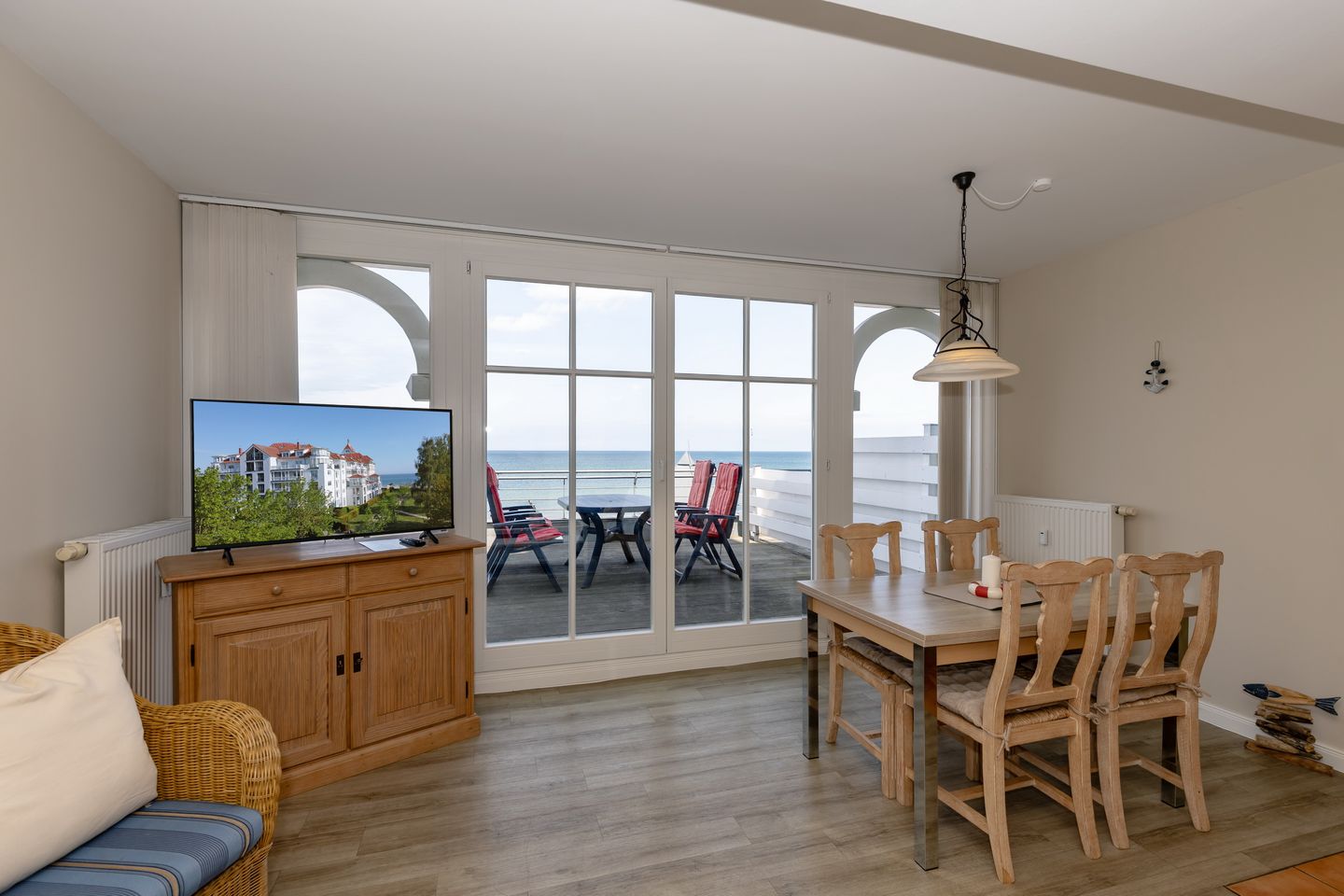 Meeresblick Meeresblick 226 Kühlungsborn - Wohn-Essbereich mit Zugang zum Balkon