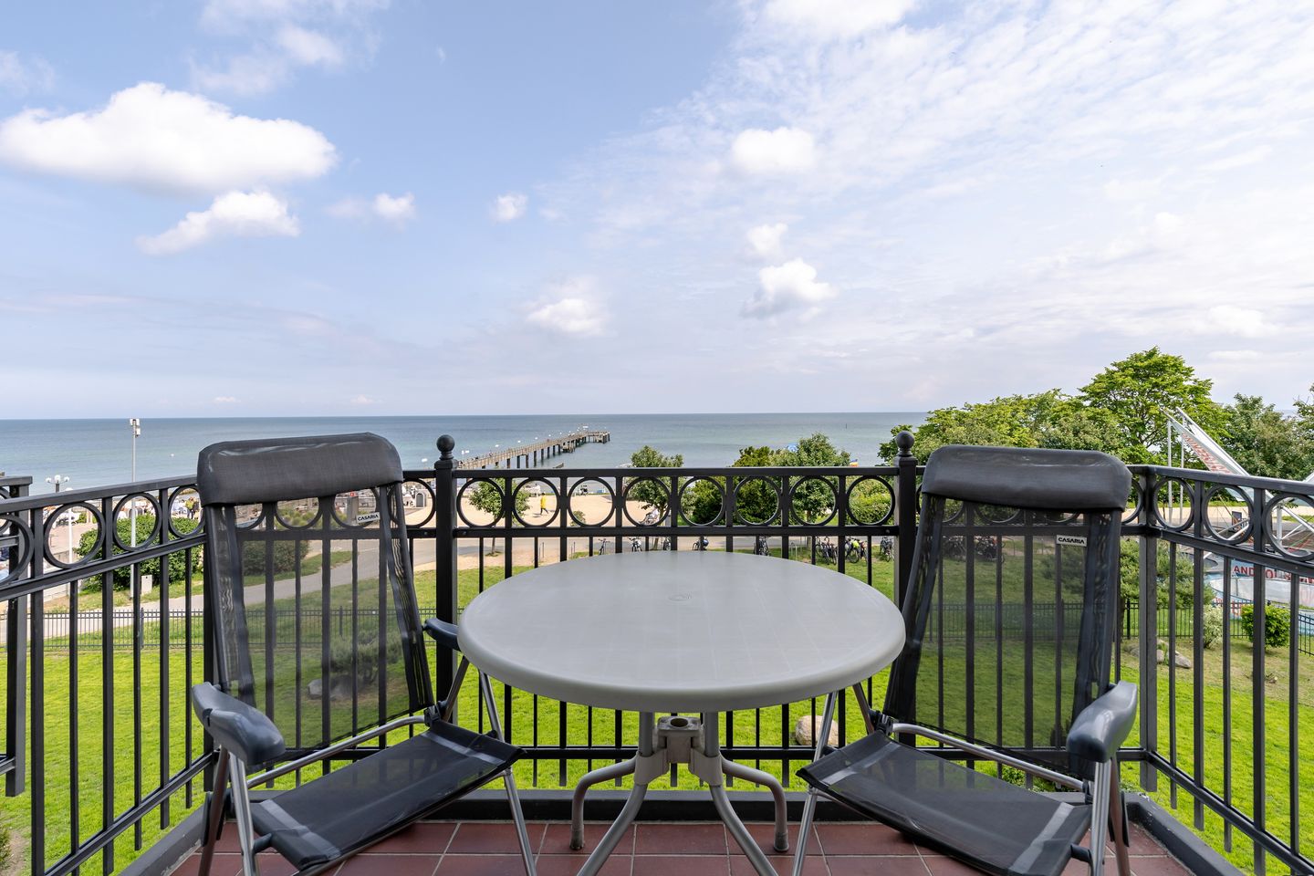 Apartmenthaus Atlantik Apartmenthaus Atlantik 212 Kühlungsborn - Balkon mit Gartenmöbeln