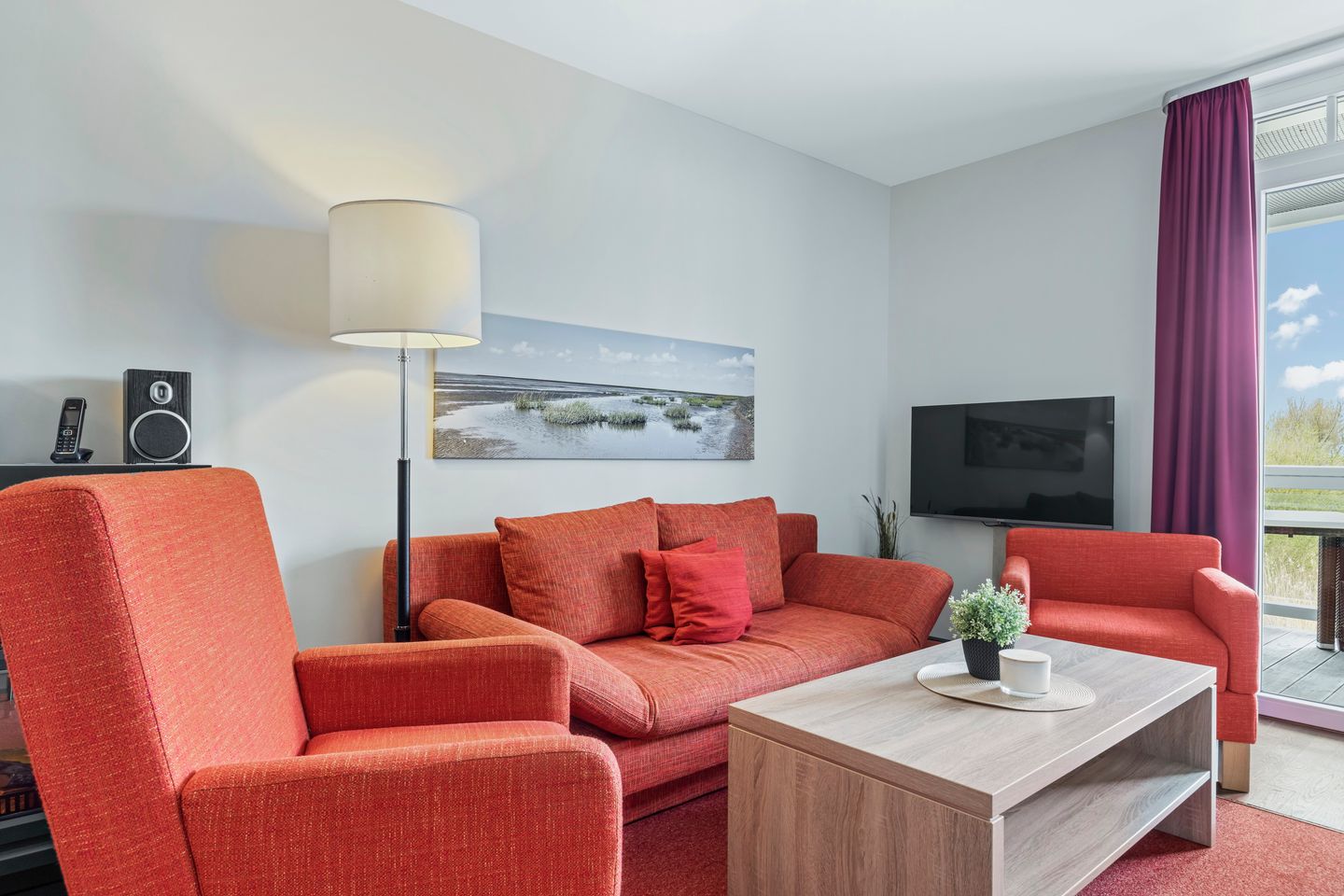 Resort Deichgraf Resort Deichgraf 27-10 Wremen - Wohnbereich mit Couch und TV