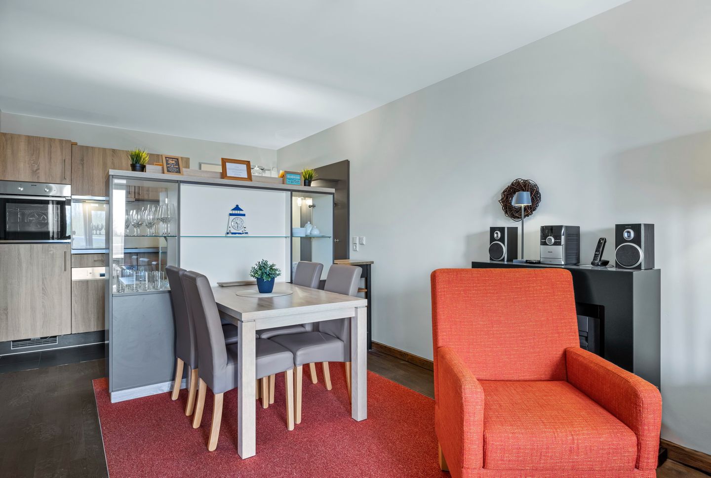 Resort Deichgraf Resort Deichgraf 27-10 Wremen - Wohn-Essbereich mit Esstisch, Sitzgelegenheit und HiFi-Anlage