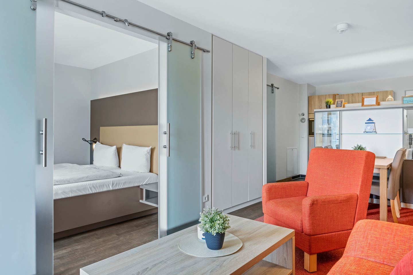 Resort Deichgraf Resort Deichgraf 27-10 Wremen - Wohn-Essbereich mit Zugang zum Schlafzimmer