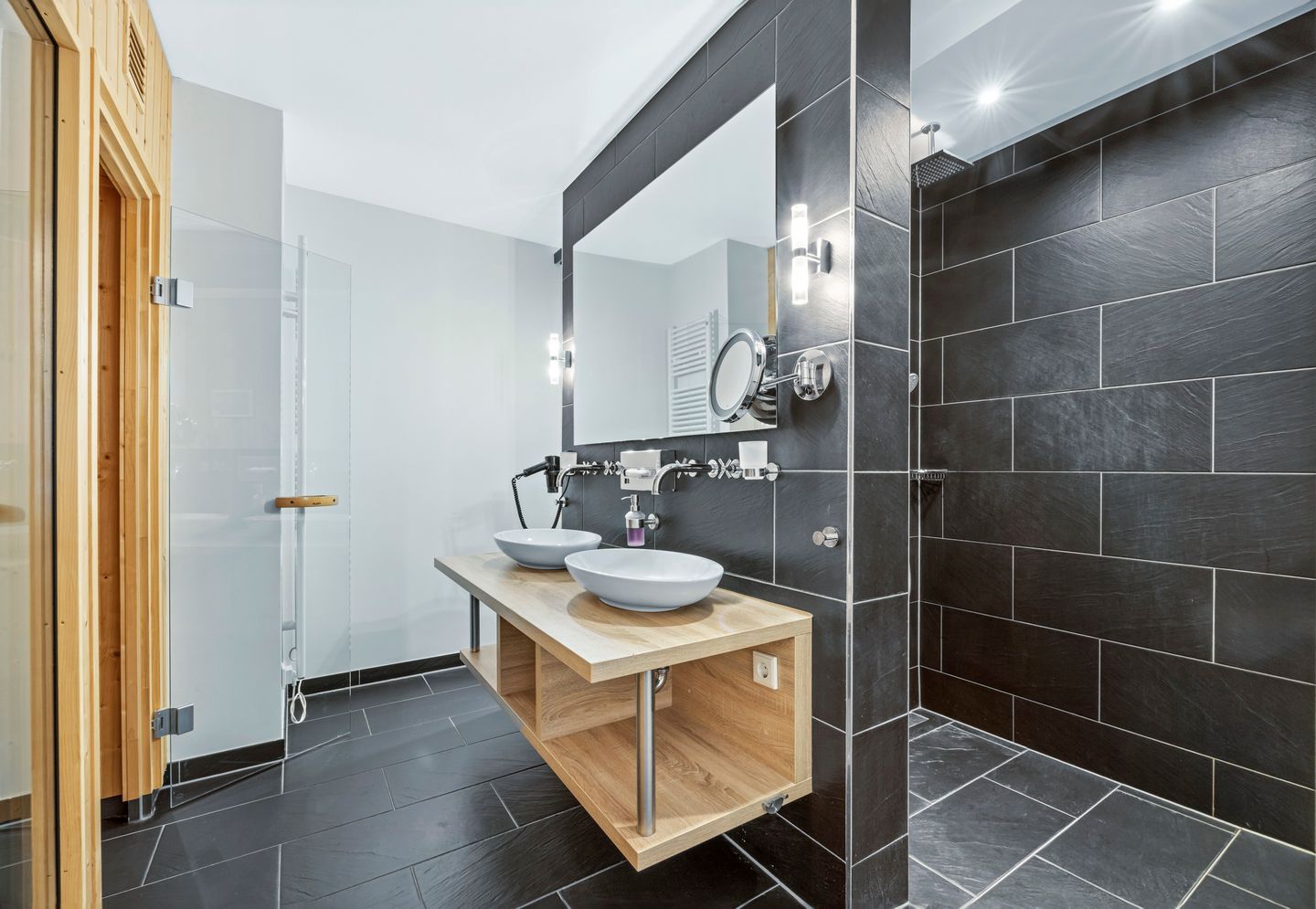 Resort Deichgraf Resort Deichgraf 27-10 Wremen - Badezimmer mit Dusche, Waschtisch und Spiegel