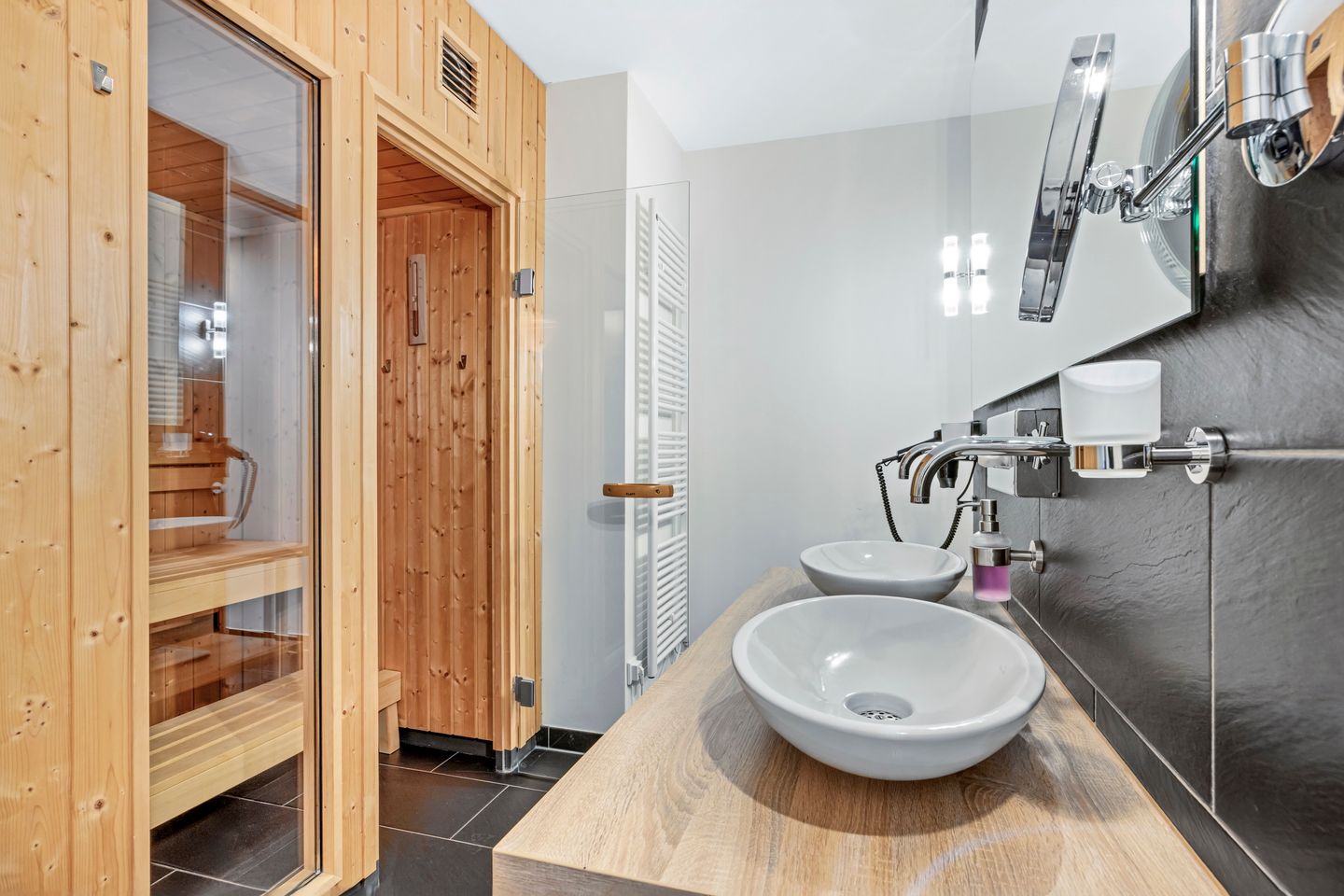 Resort Deichgraf Resort Deichgraf 27-10 Wremen - Badezimmer mit Waschtisch und Sauna