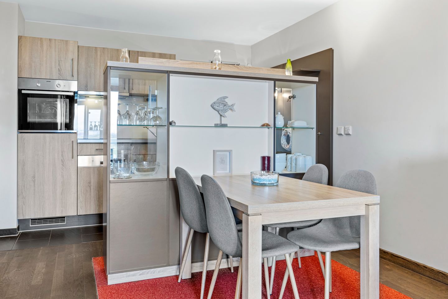 Resort Deichgraf Resort Deichgraf 27-13 Wremen - Wohn-Essbereich mit Esstisch, Sitzgelegenheiten und Küchenzeile