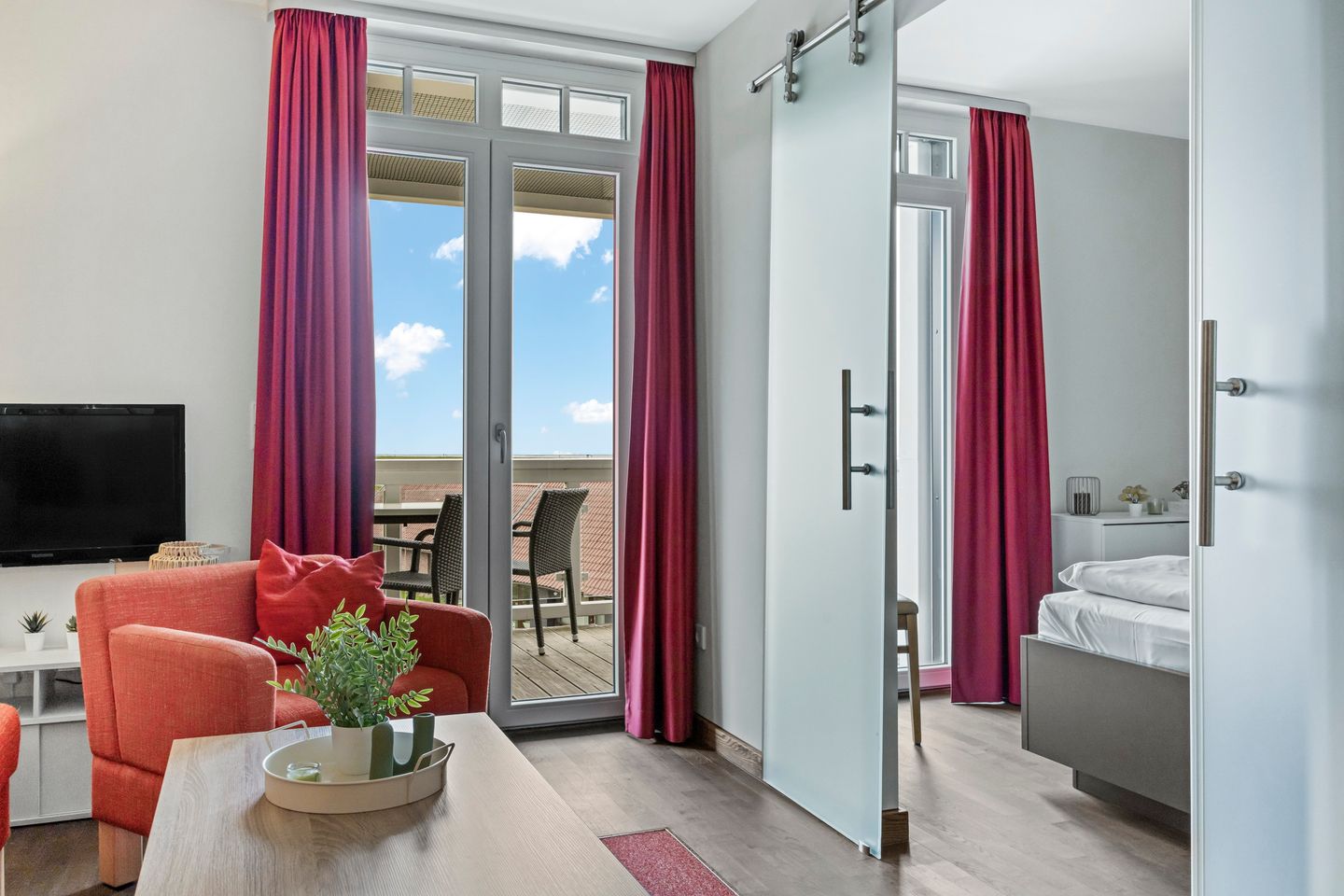 Resort Deichgraf Resort Deichgraf 27-13 Wremen - Wohnbereich mit Zugang zum Balkon