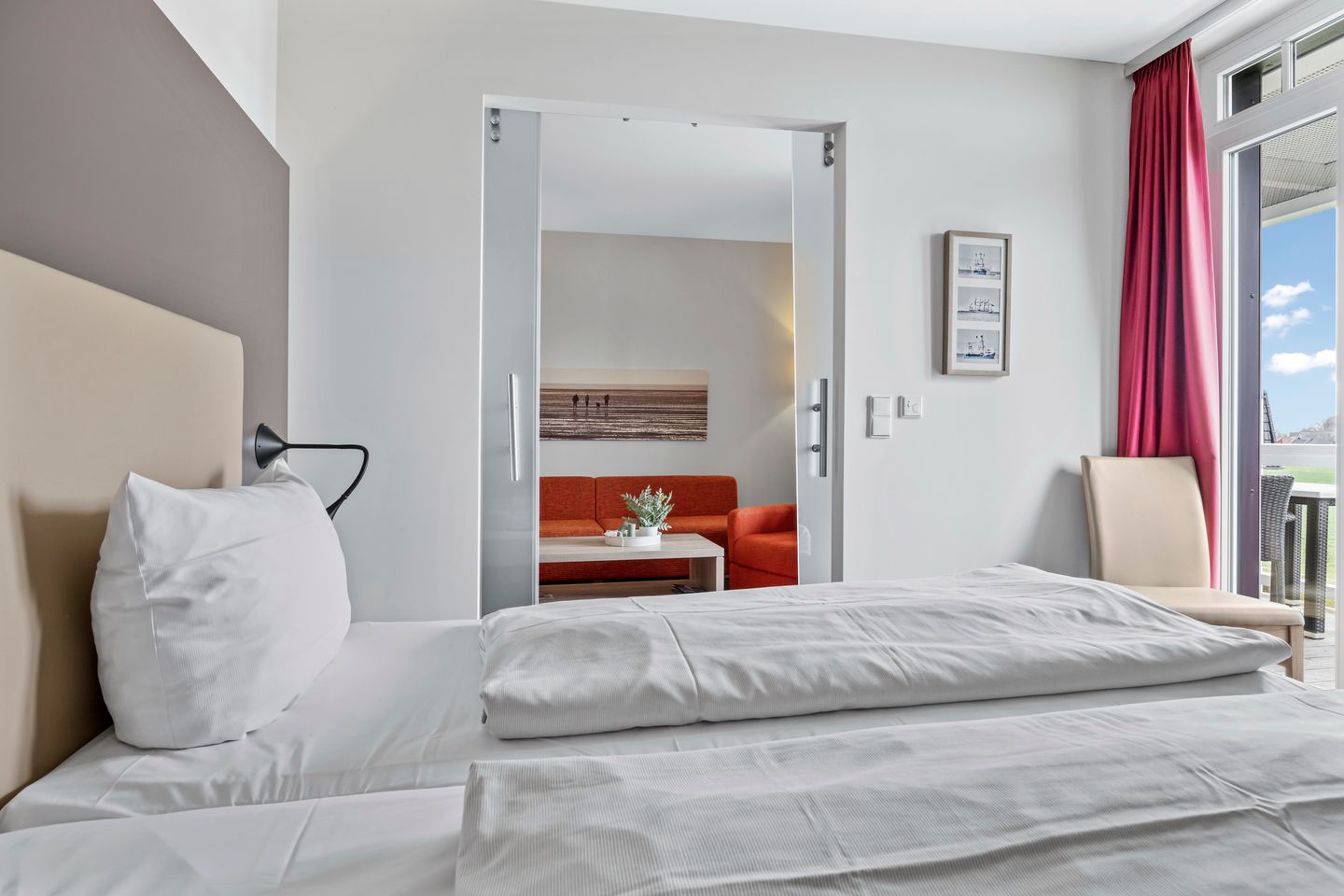 Resort Deichgraf Resort Deichgraf 27-13 Wremen - Schlafzimmer mit Doppelbett und Zugang zum Balkon