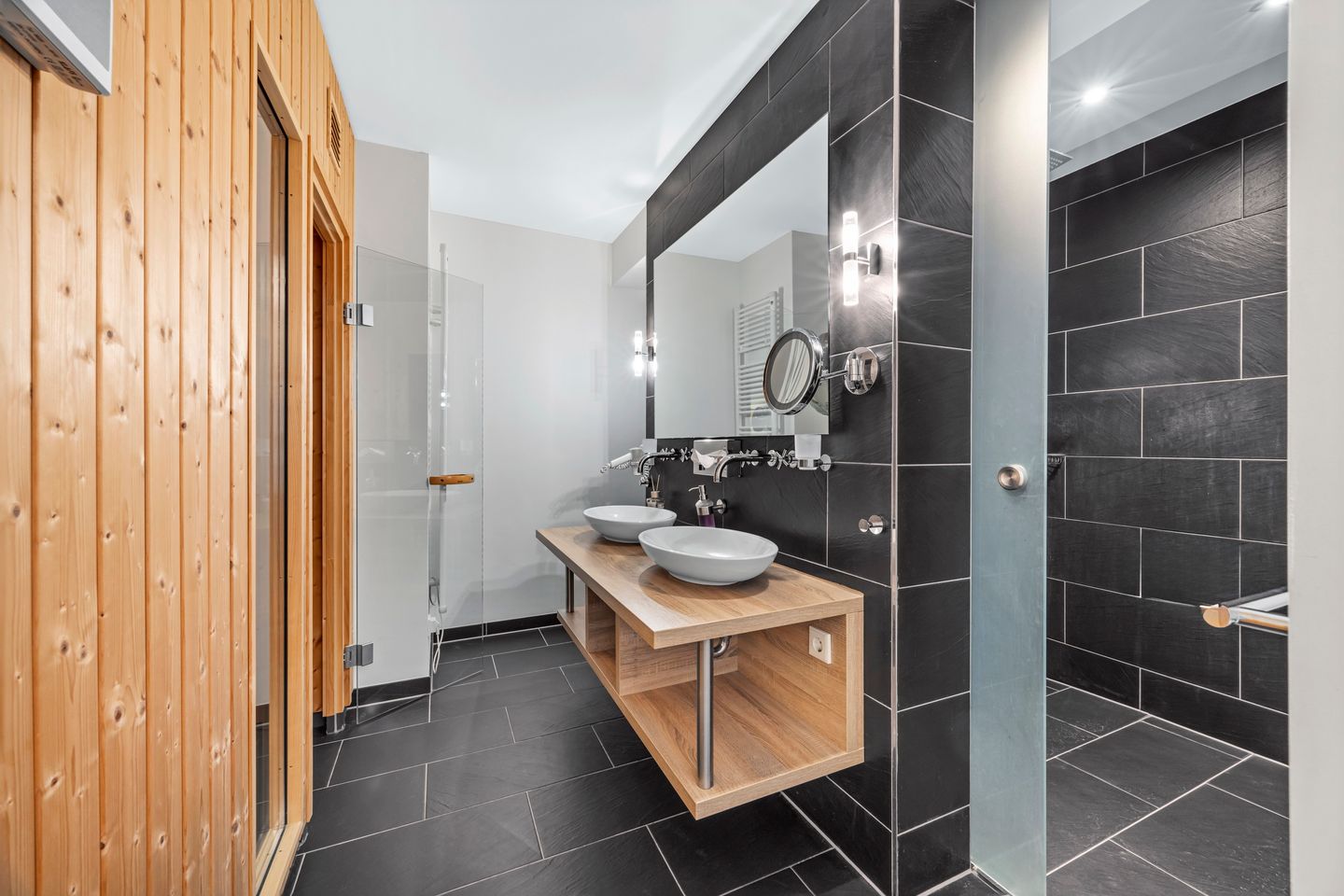 Resort Deichgraf Resort Deichgraf 27-13 Wremen - Badezimmer mit Dusche und Waschtisch und Sauna