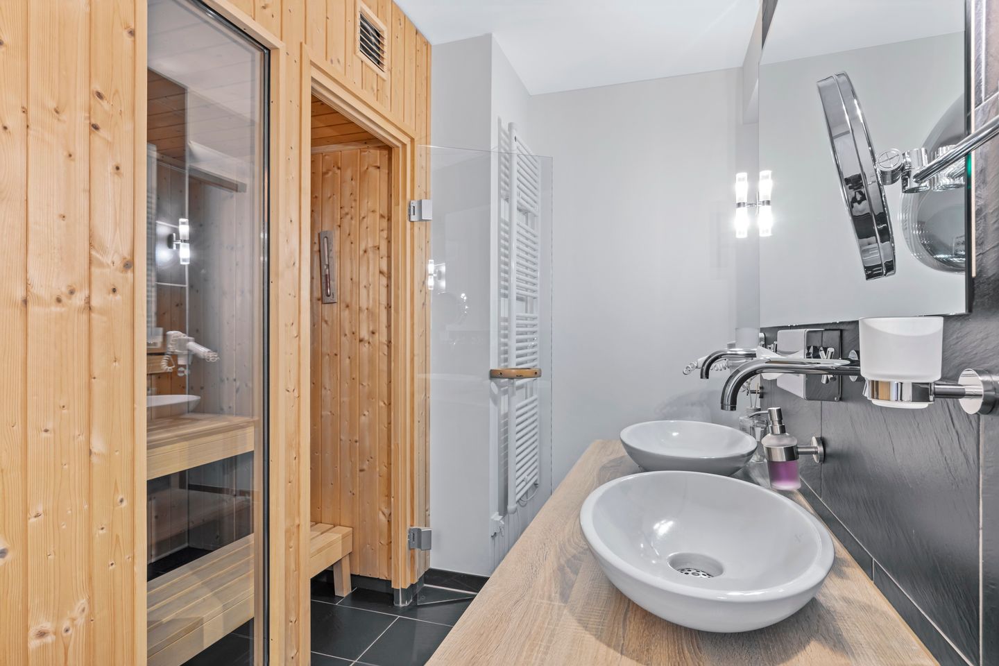 Resort Deichgraf Resort Deichgraf 27-13 Wremen - Badezimmer mit Waschtisch und Sauna