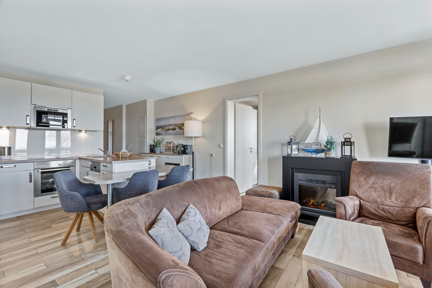 Resort Deichgraf Resort Deichgraf 27-14 Wremen - Wohn-Essbereich mit Sitzgelegenheit und Küchenzeile