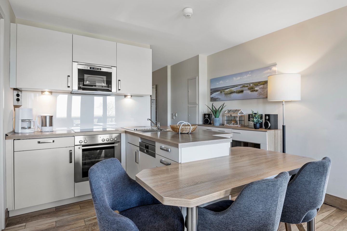 Resort Deichgraf Resort Deichgraf 27-14 Wremen - Küchenzeile mit Backofen und Mikrowelle