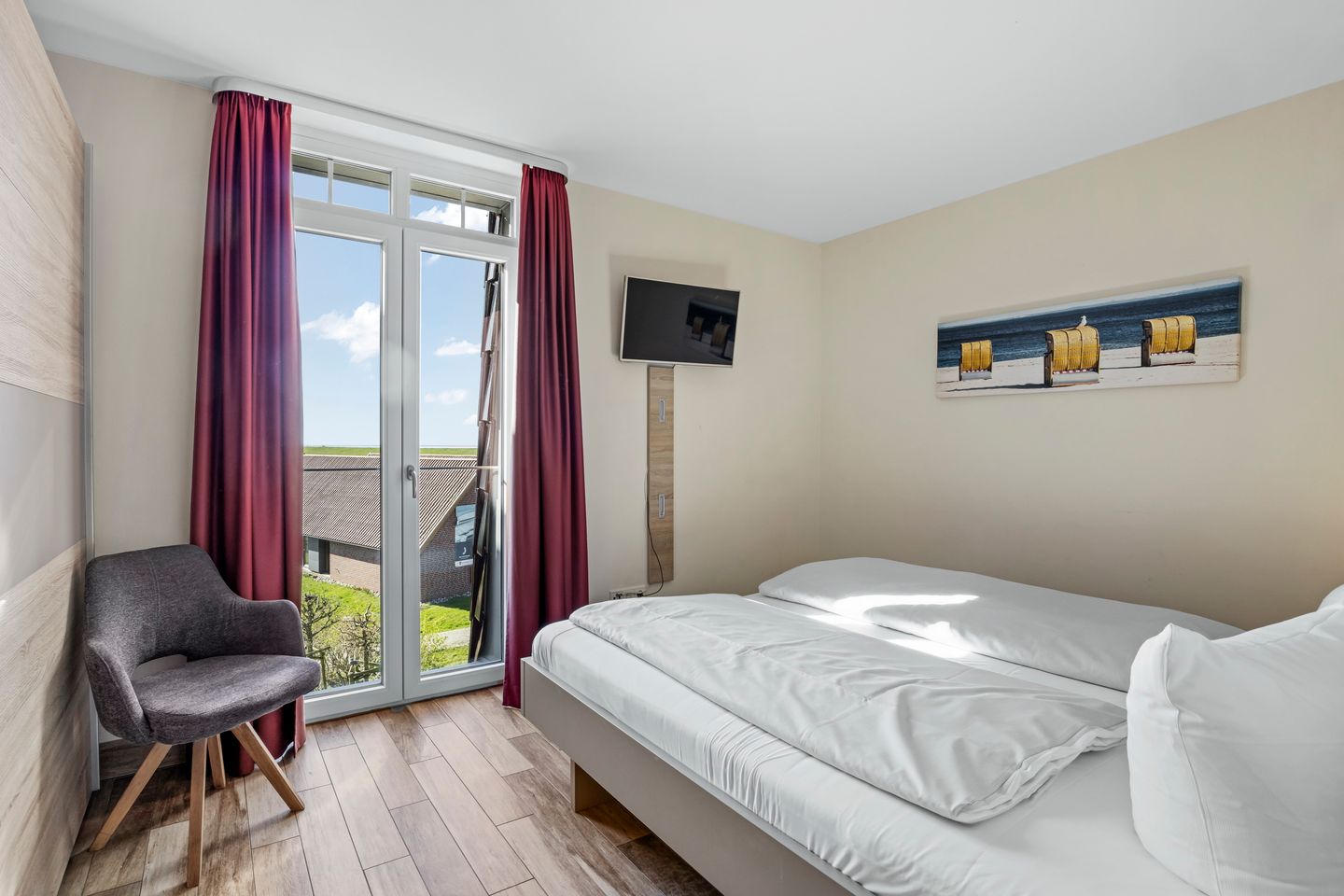 Resort Deichgraf Resort Deichgraf 27-14 Wremen - Schlafzimmer mit Doppelbett und TV