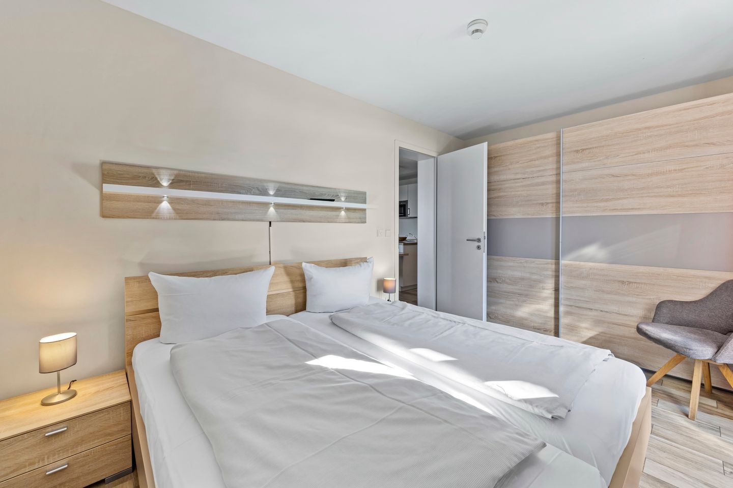 Resort Deichgraf Resort Deichgraf 27-14 Wremen - Schlafzimmer mit Kleiderschrank