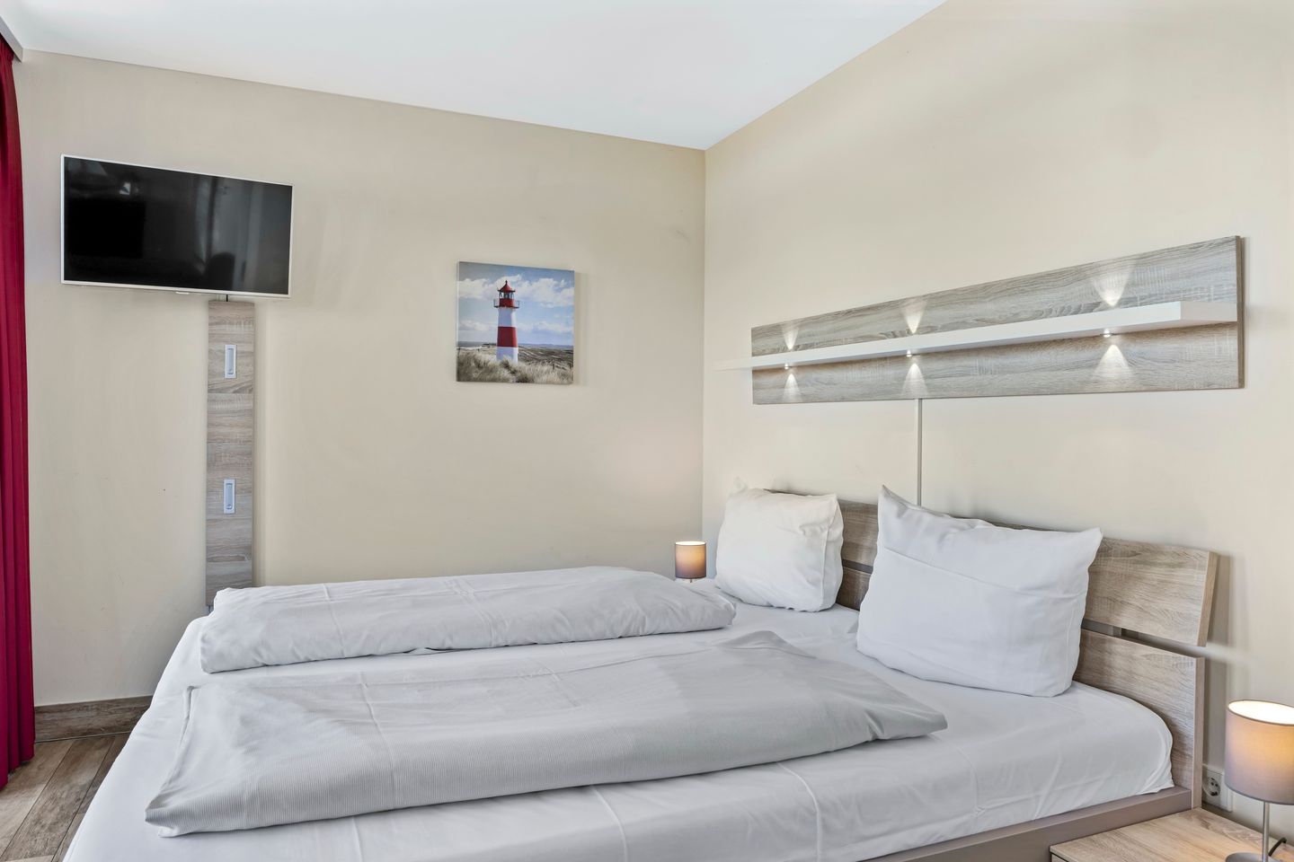 Resort Deichgraf Resort Deichgraf 27-14 Wremen - Schlafzimmer mit Doppelbett und TV