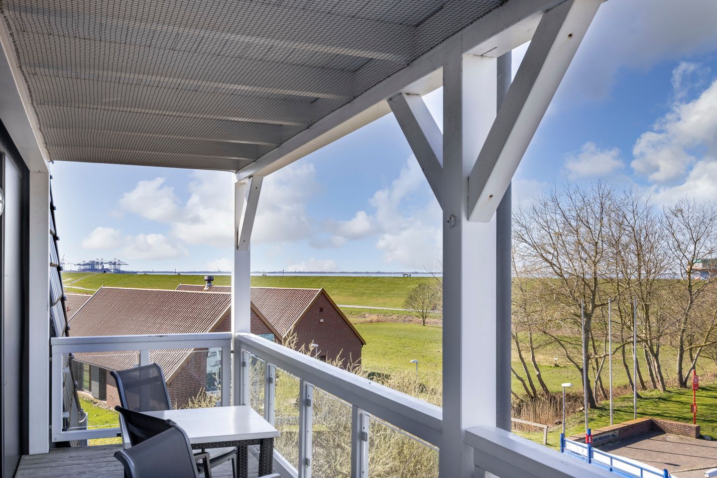 Resort Deichgraf Resort Deichgraf 27-14 Wremen - Überdachter Balkon mit Sitzgelegenheit