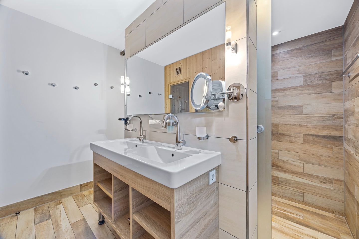 Resort Deichgraf Resort Deichgraf 27-14 Wremen - Badezimmer mit Dusche, Waschtisch und Spiegel