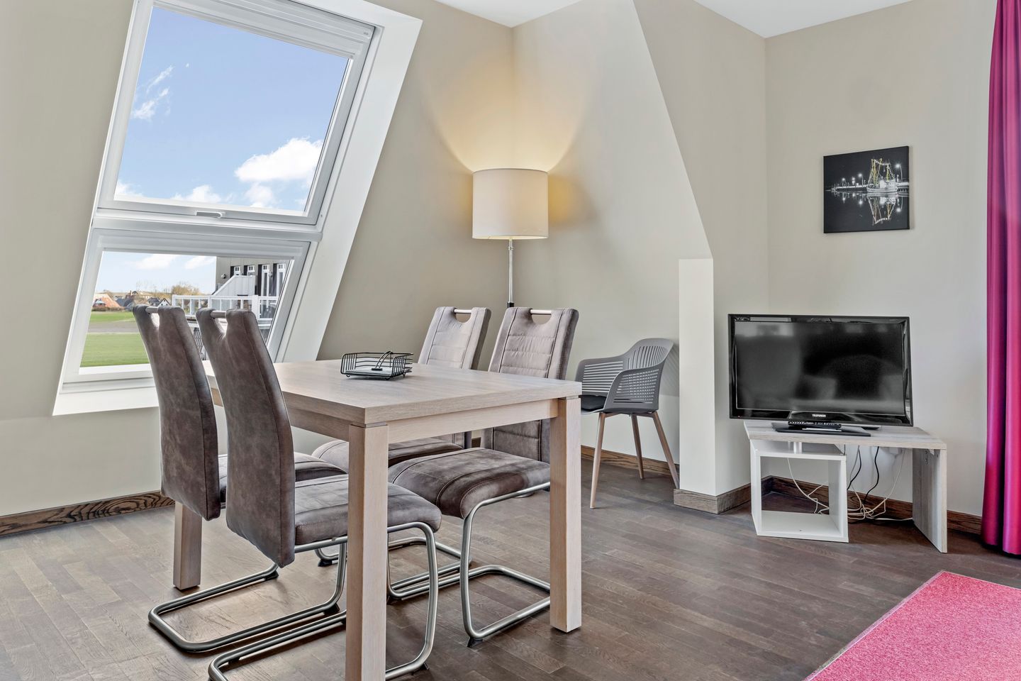 Resort Deichgraf Resort Deichgraf 27-18 Wremen - Wohn-Essbereich mit Esstisch, Sitzgelegenheit und TV