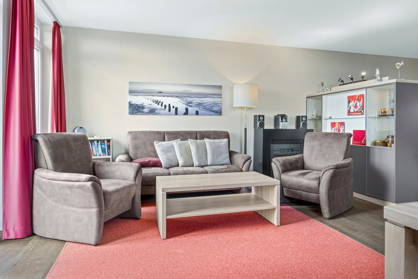 Resort Deichgraf Resort Deichgraf 27-18 Wremen - Wohnbereich mit Sofa, Sessel, Couchtisch und Radio