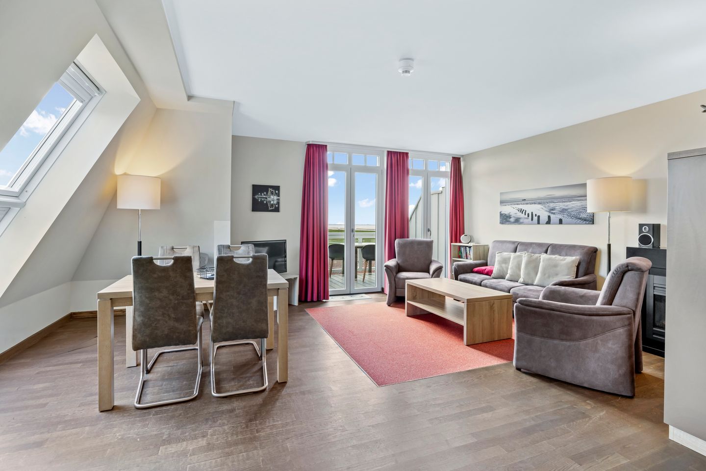 Resort Deichgraf Resort Deichgraf 27-18 Wremen - Wohnbereich mit Sofa, Sessel, Couchtisch und Esstisch