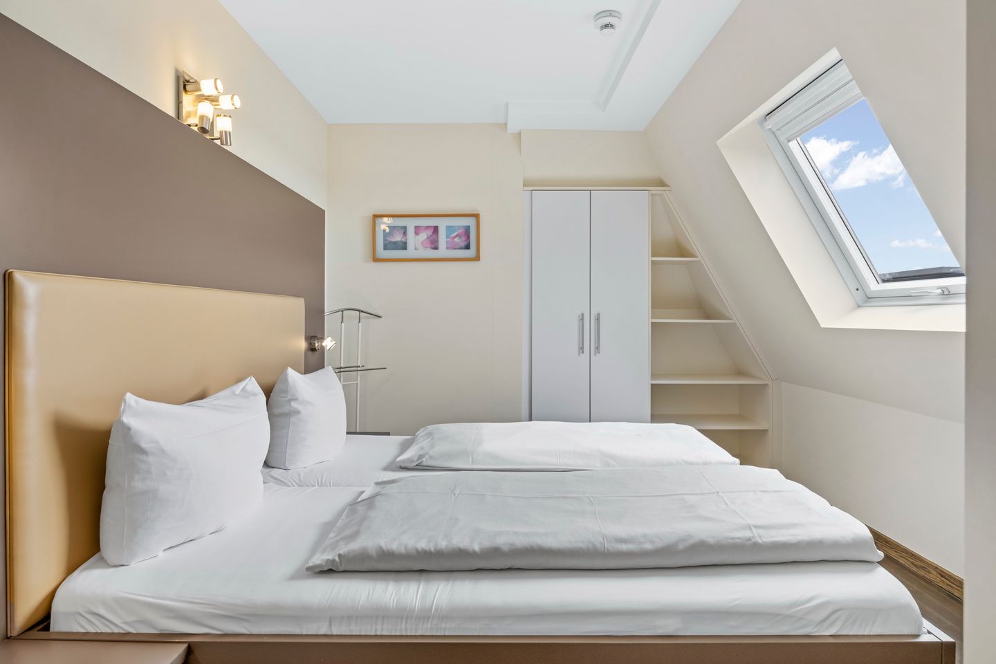 Resort Deichgraf Resort Deichgraf 27-18 Wremen - Schlafzimmer mit Doppelbett und Kleiderschrank