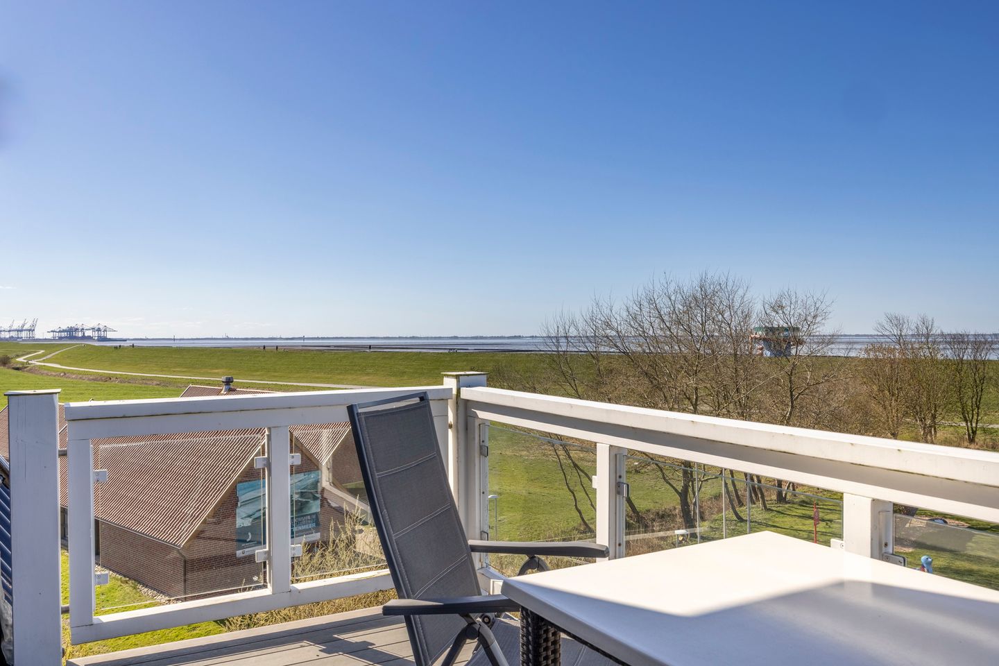 Resort Deichgraf Resort Deichgraf 27-19 Wremen - Balkon mit Tisch, Sitzgelegenheiten und MeerblickBalkon mit Tisch, Sitzgelegenheiten und Meerblick