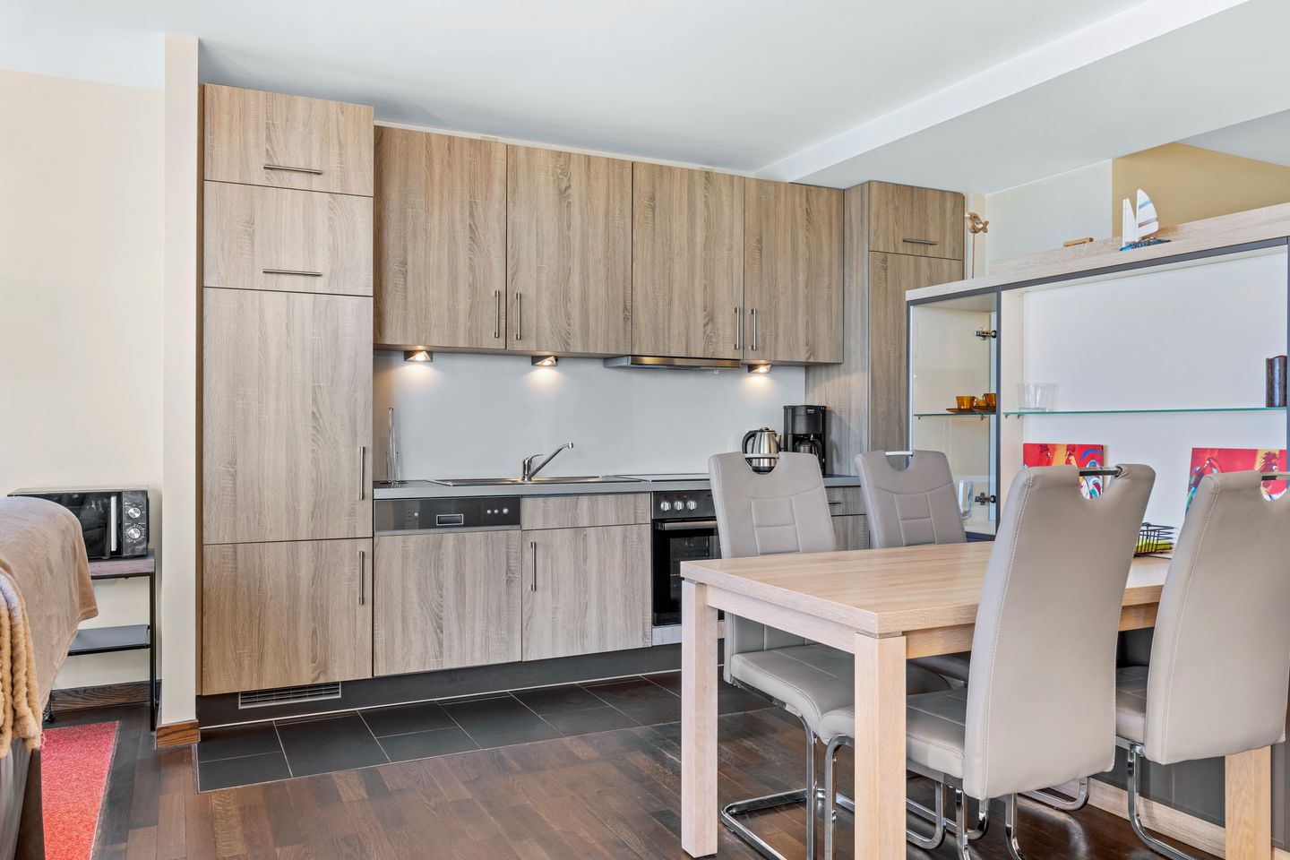 Resort Deichgraf Resort Deichgraf 27-19 Wremen - Küchenzeile mit Esstisch und Sitzgelegenheit