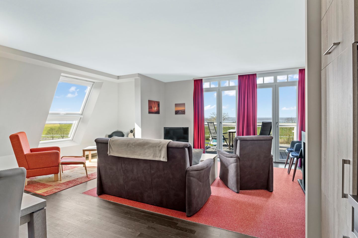 Resort Deichgraf Resort Deichgraf 27-19 Wremen - Wohnbereich mit Sofa, Couchtisch und TV