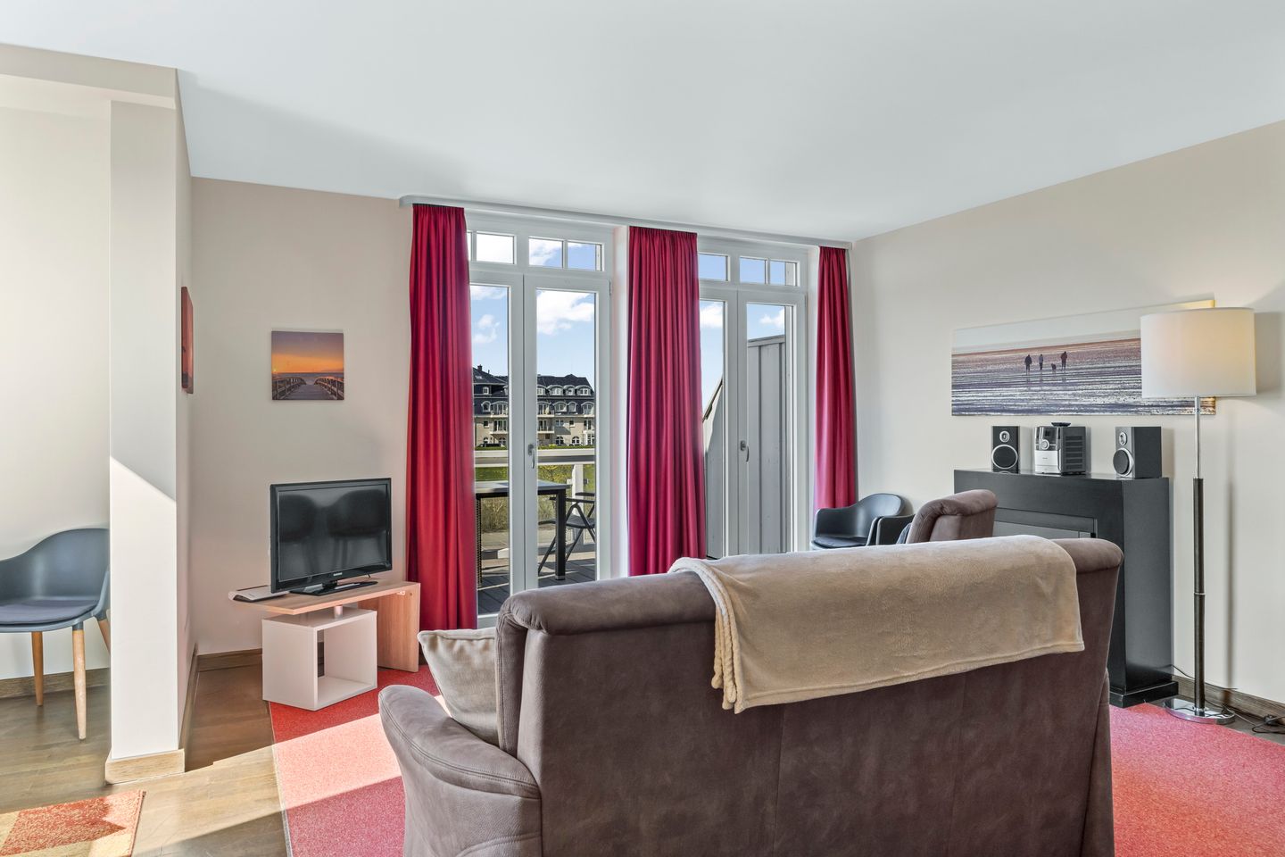 Resort Deichgraf Resort Deichgraf 27-19 Wremen - Wohnbereich mit Zugang zum Balkon