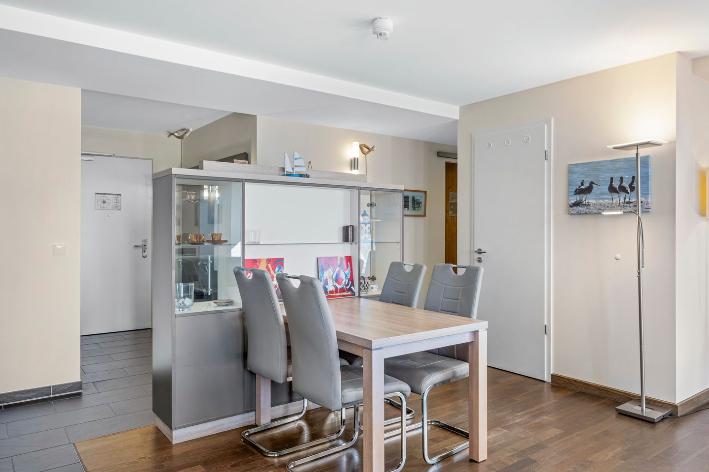 Resort Deichgraf Resort Deichgraf 27-19 Wremen - Wohn-Essbereich mit Esstisch und Sitzgelegenheit