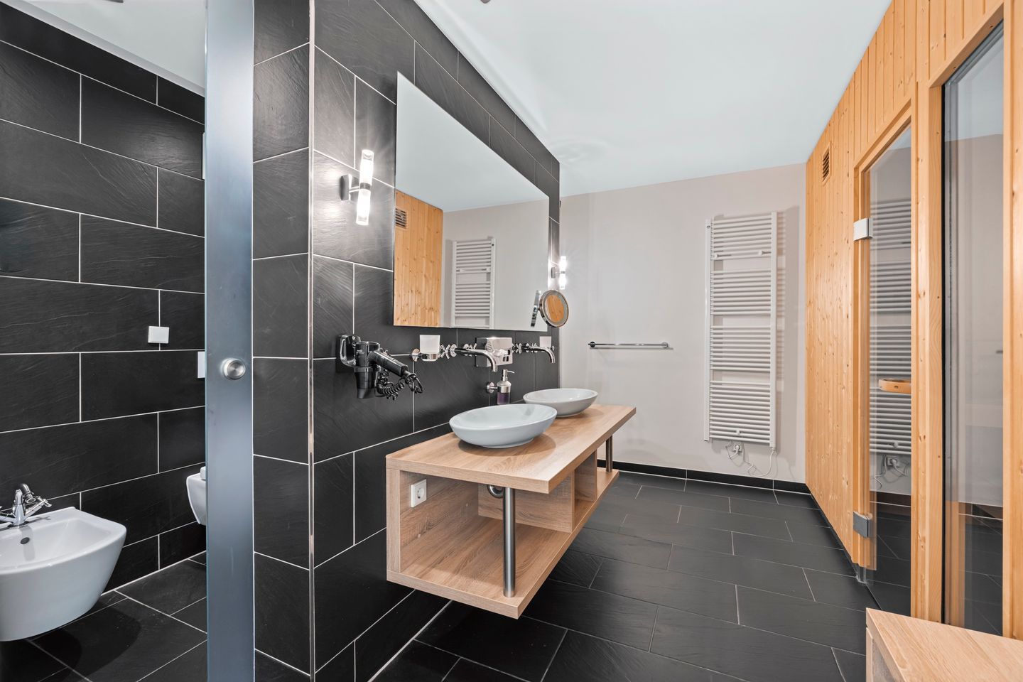 Resort Deichgraf Resort Deichgraf 27-19 Wremen - Badezimmer mit WC, Waschtisch und Spiegel