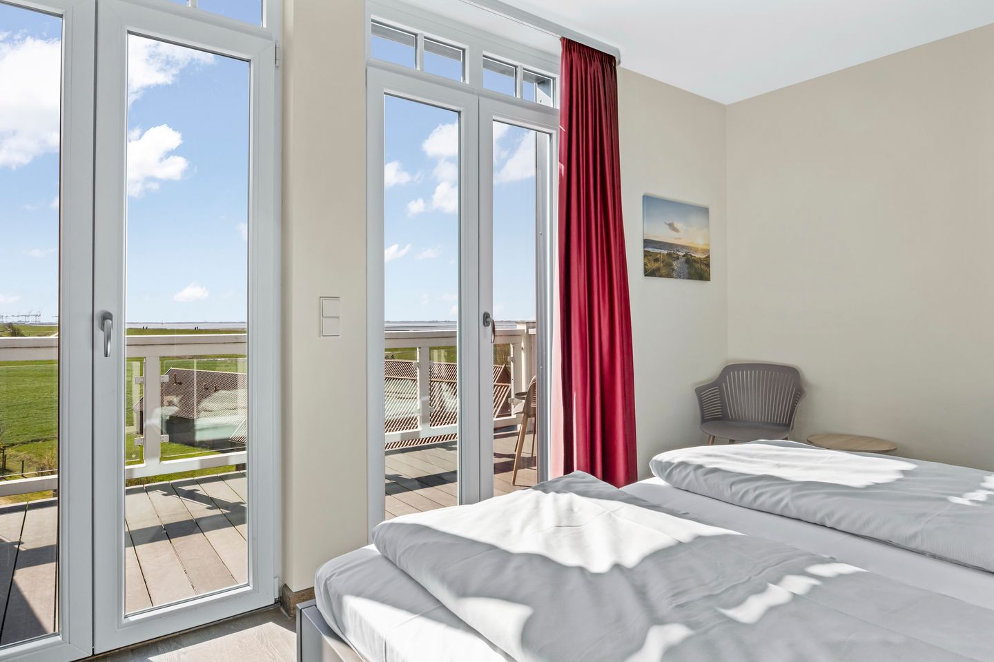 Resort Deichgraf Resort Deichgraf 27-19 Wremen - Schlafzimmer mit Zugang zum Balkon