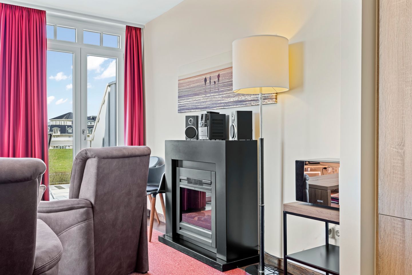 Resort Deichgraf Resort Deichgraf 27-19 Wremen - Wohnbereich mit Kamin und Radio