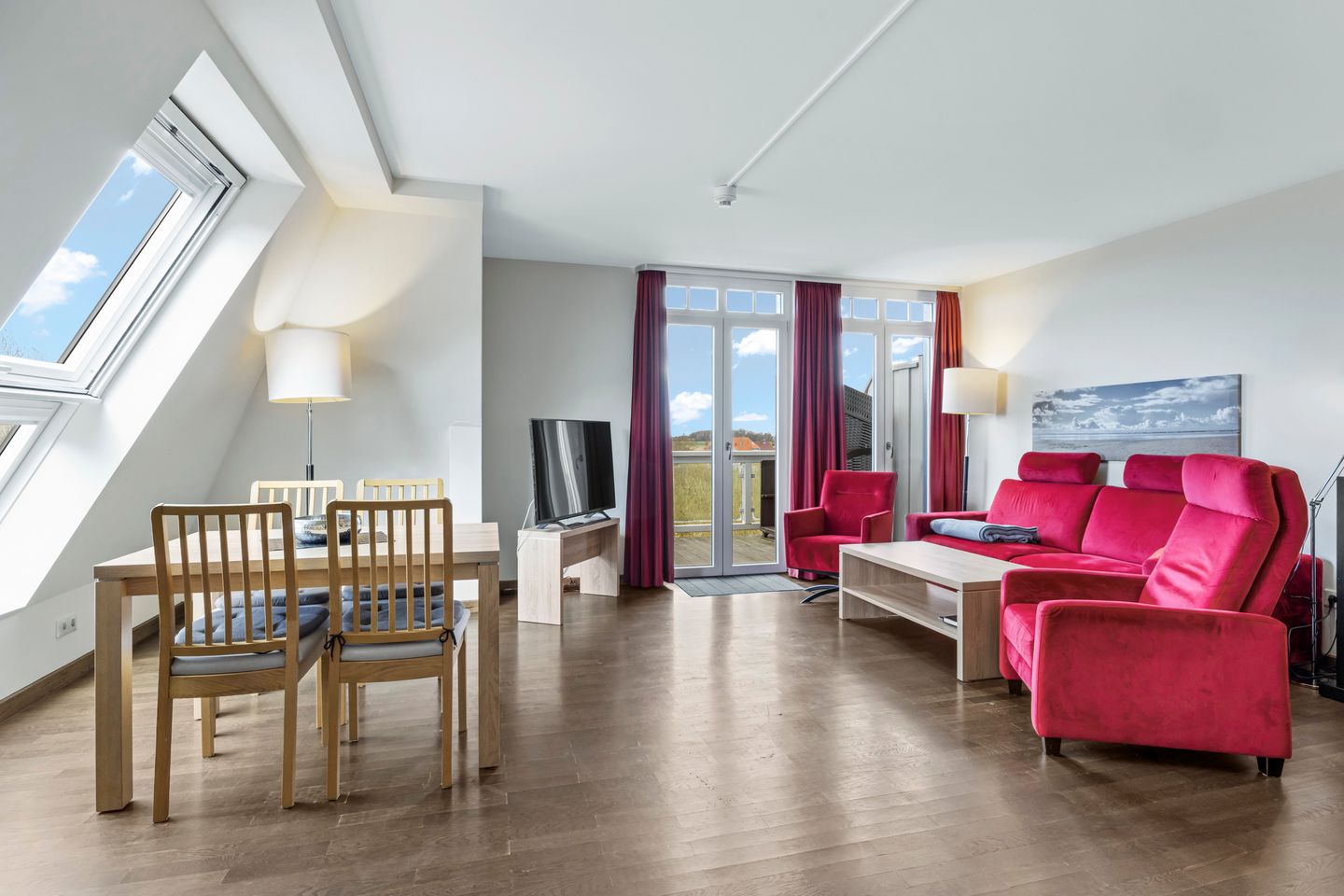 Resort Deichgraf Resort Deichgraf 27-20 Wremen - Wohnbereich mit Sitzgelegenheit und TV