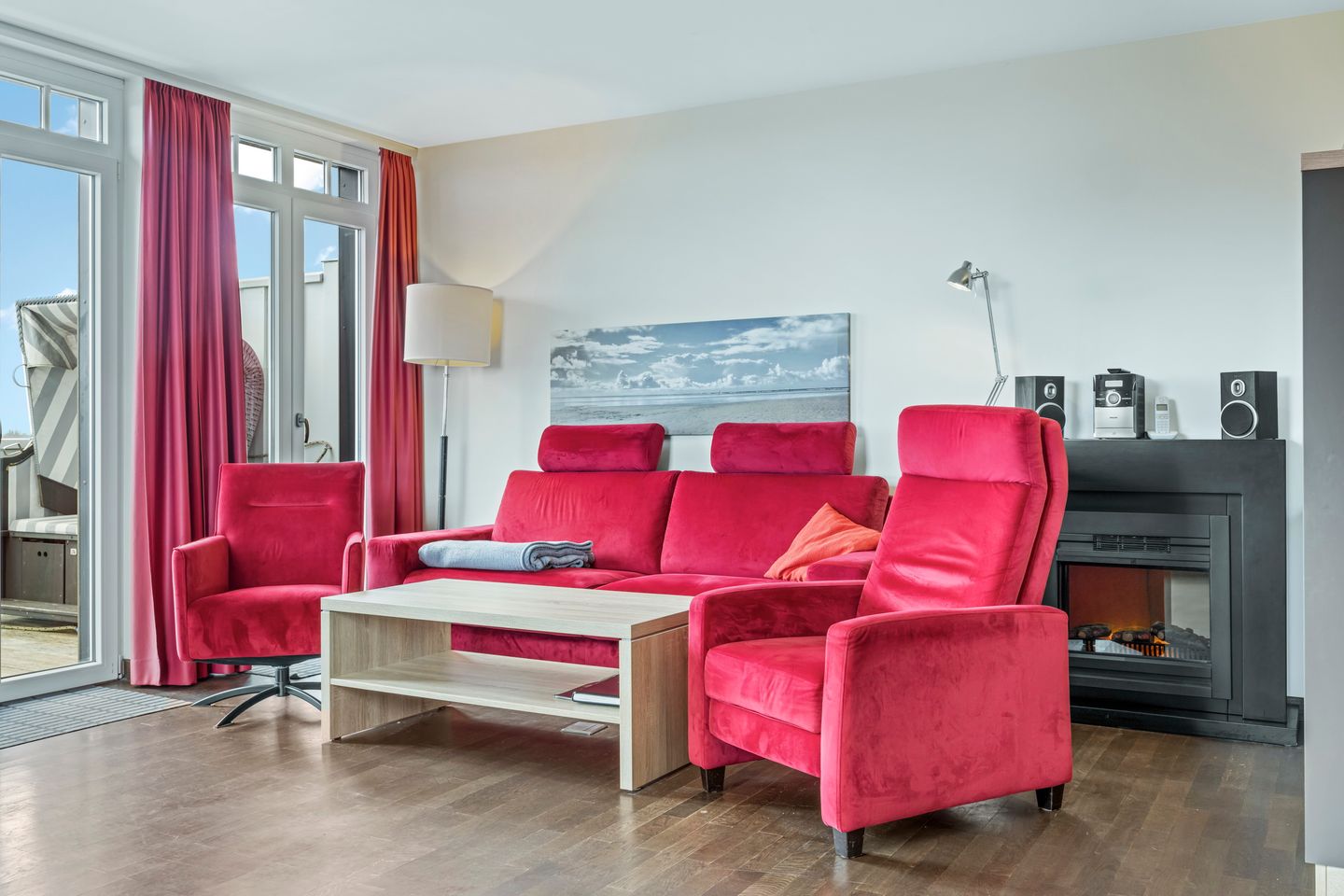 Resort Deichgraf Resort Deichgraf 27-20 Wremen - Wohnzimmer mit Couch, Couchtisch, Sessel und Kamin