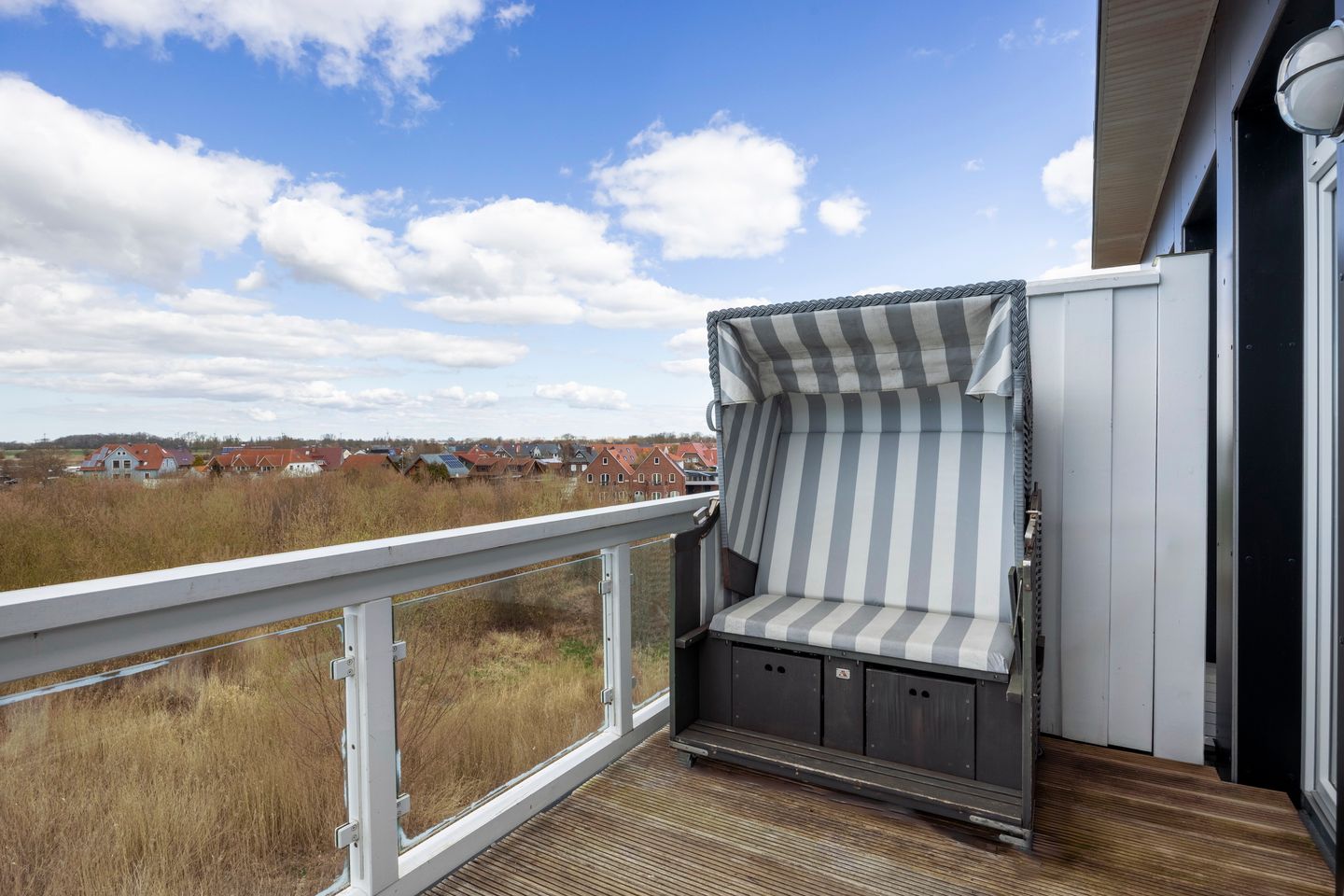 Resort Deichgraf Resort Deichgraf 27-20 Wremen - Balkon mit Strandkorb
