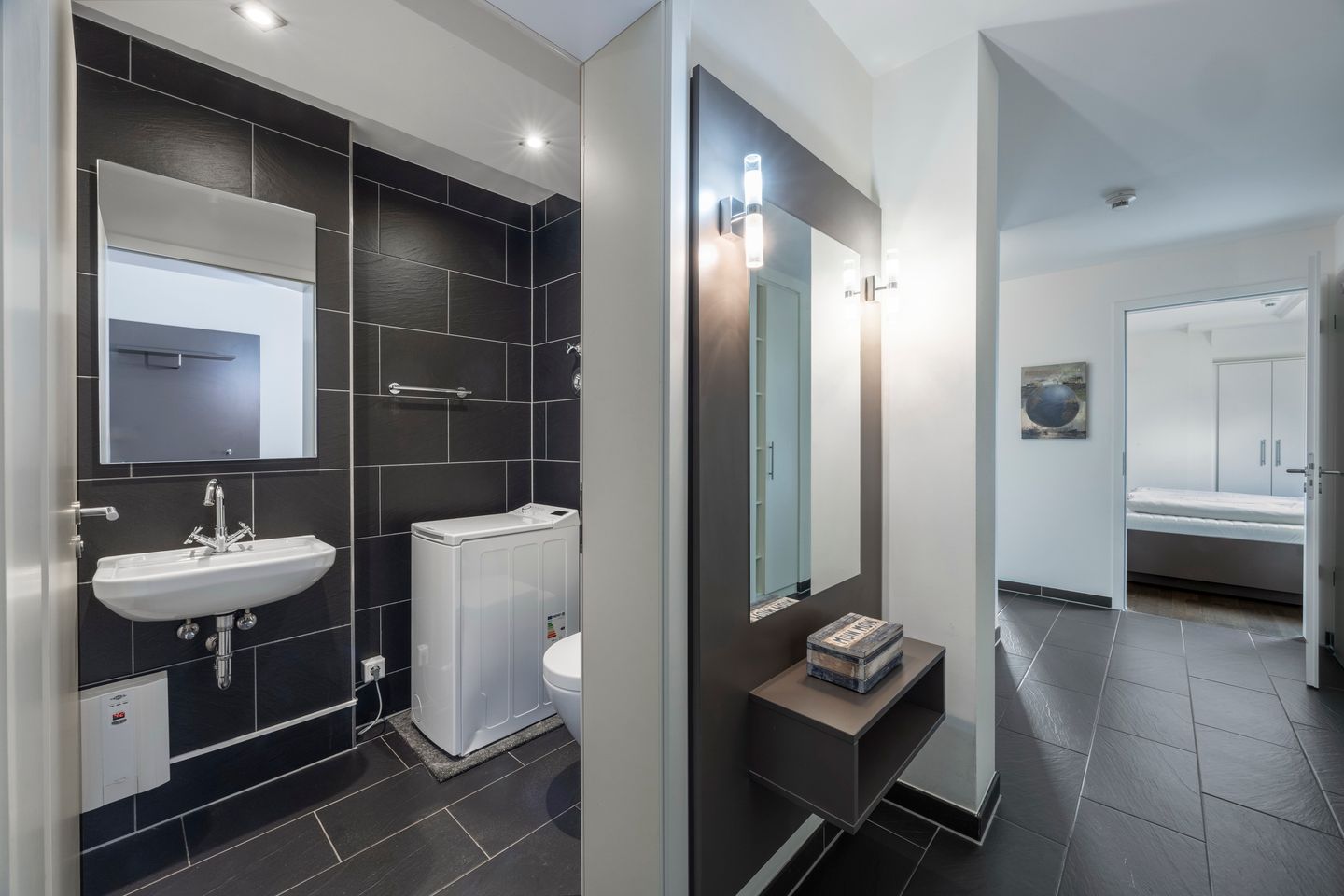 Resort Deichgraf Resort Deichgraf 27-20 Wremen - Badezimmer mit WC, Waschtisch und Spiegel