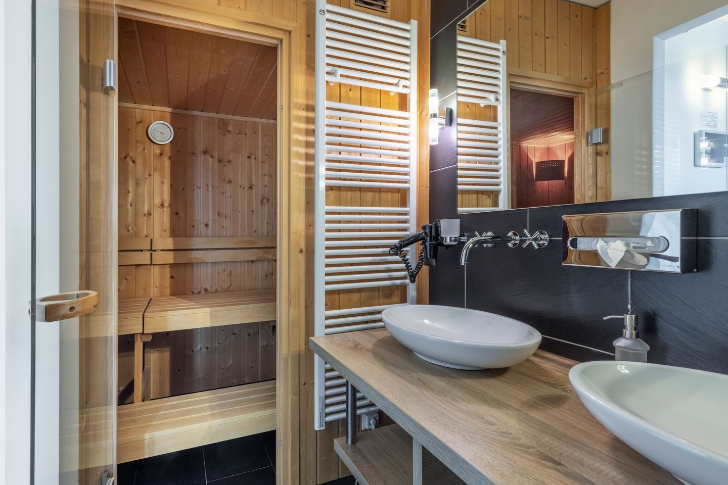 Resort Deichgraf Resort Deichgraf 27-20 Wremen - Badezimmer mit Waschtisch, Spiegel und Sauna