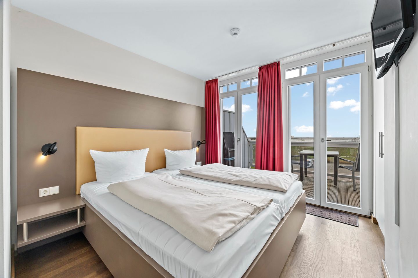 Resort Deichgraf Resort Deichgraf 27-20 Wremen - Schlafzimmer Doppelbett und Zugang zum Balkon