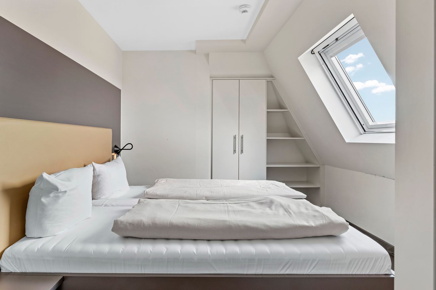 Resort Deichgraf Resort Deichgraf 27-20 Wremen - Schlafzimmer mit Doppelbett und Kleiderschrank